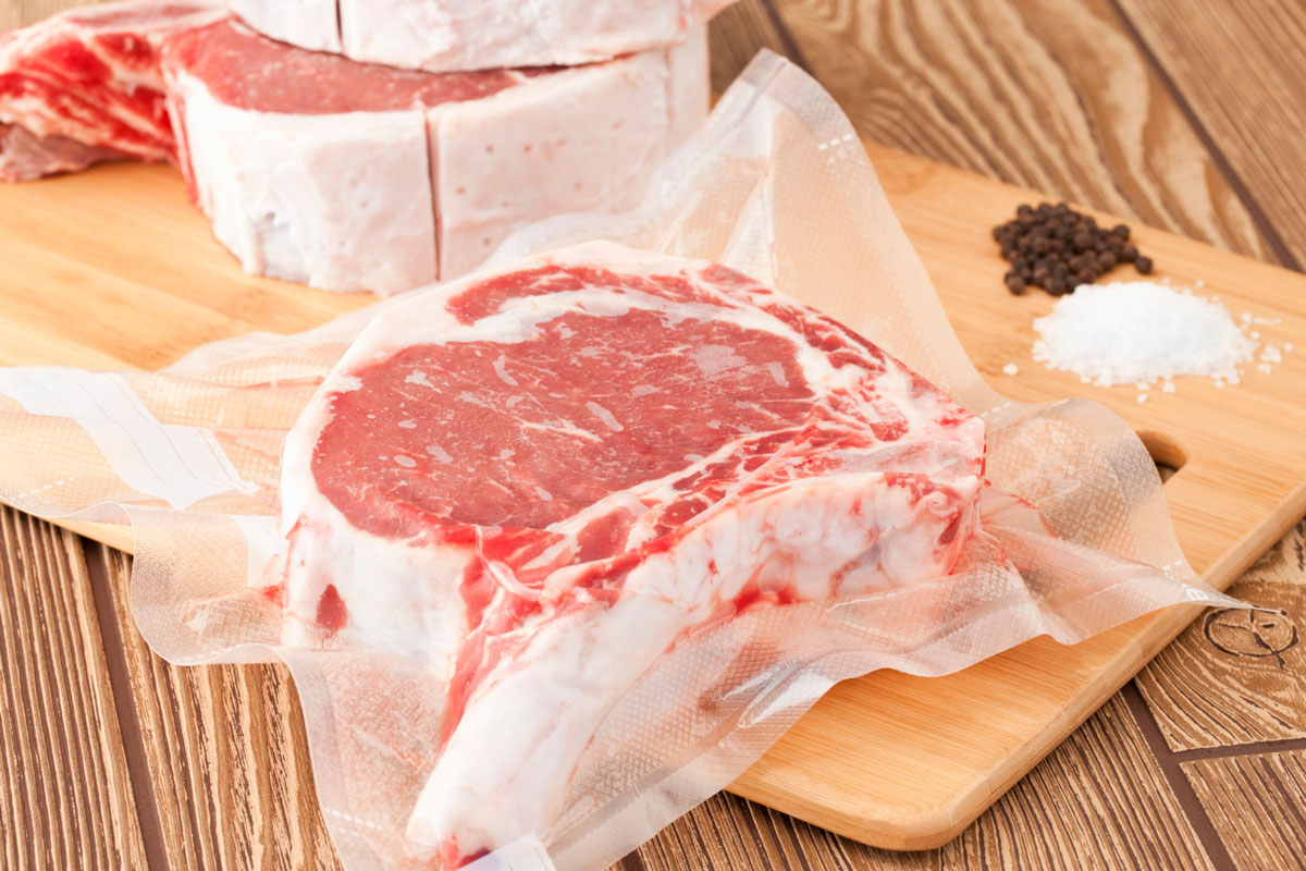 Вакуумный упаковщик - помощник в хранении пищевых продуктов